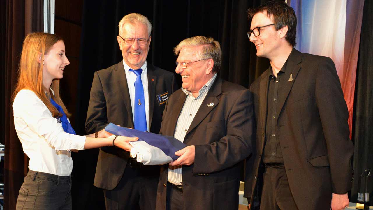 Daff Fahnenübergabe2016 GeorgAllmannsberger