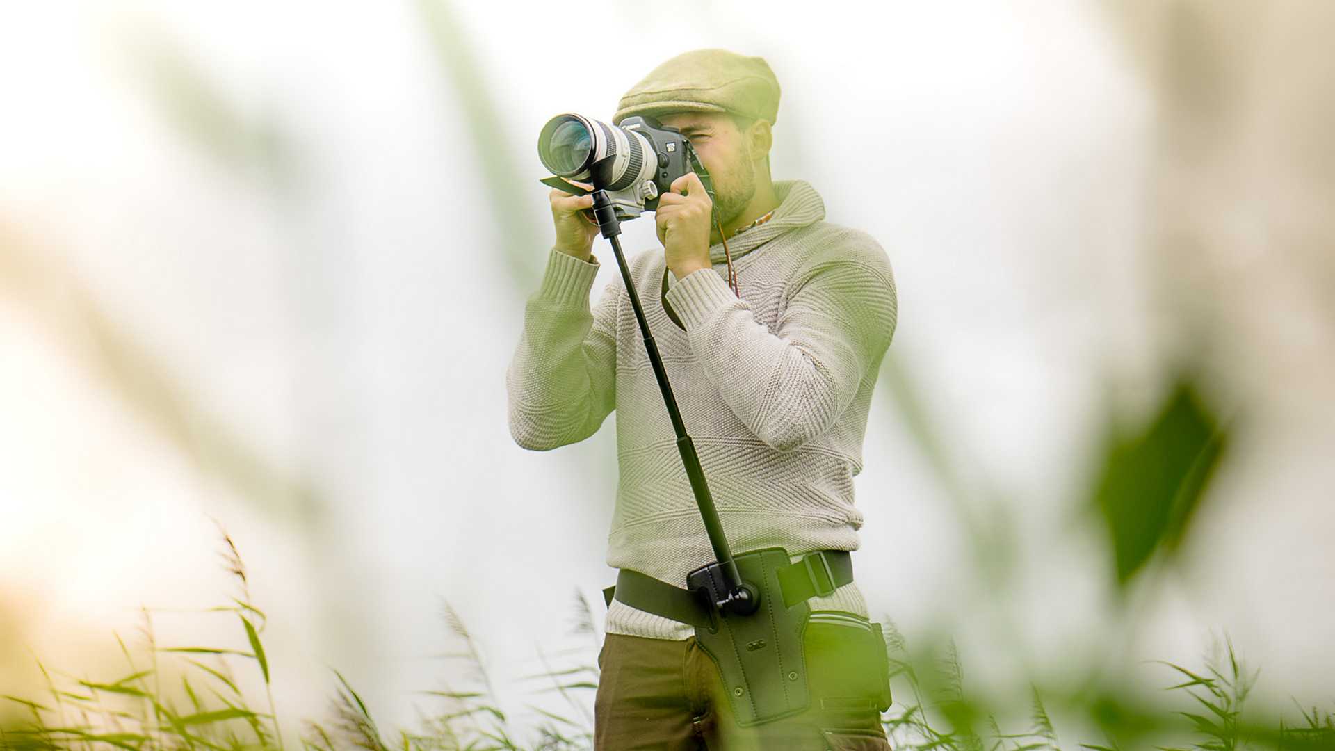 STEADIFY Mann mit Schlägermütze fotografiert web