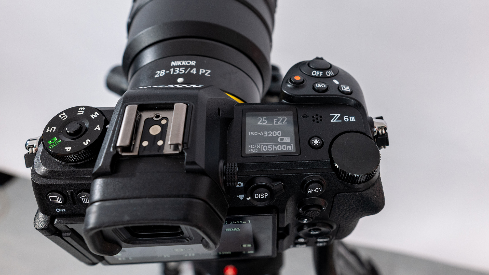 Nikon Z6III 28 135 Schulterdisplay