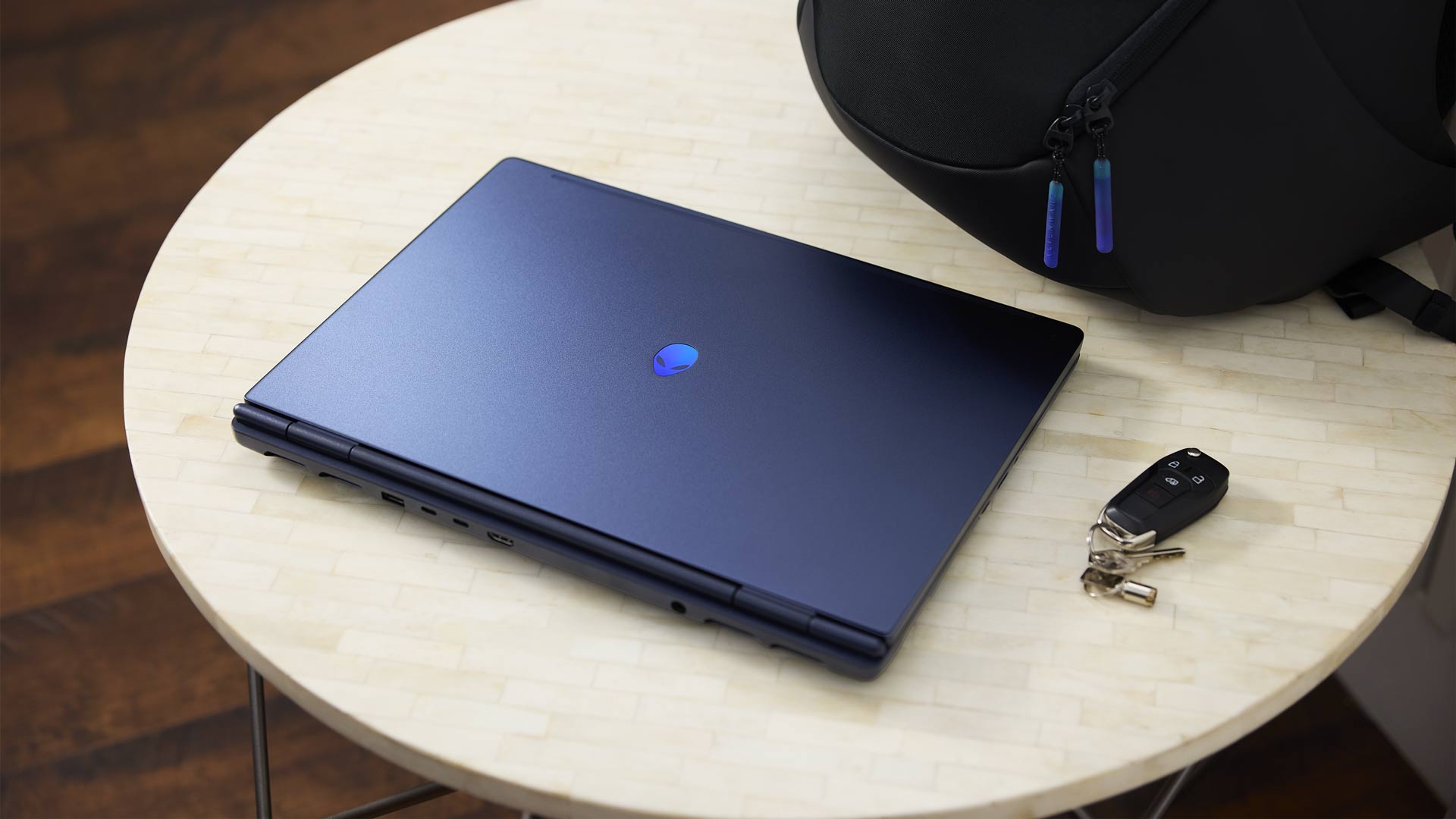 Alienware 16X Aurora AC16251 lifestyle