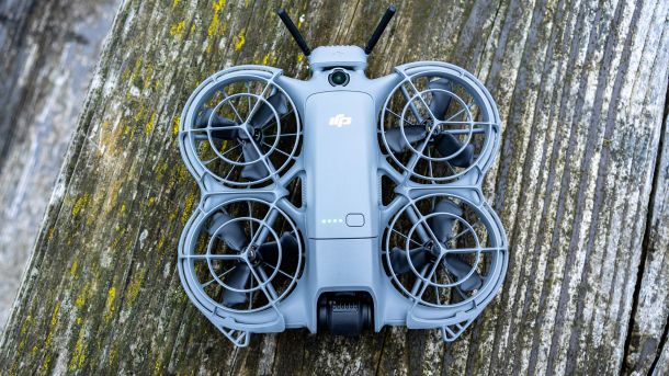 DJI Neo 2: mit Rundum-Hinderniserkennung und Übertragungs-Modul